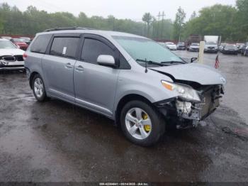  Salvage Toyota Sienna