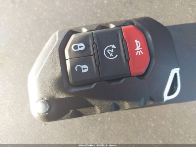 Jeep Wrangler 4-door Summit 4x4 Image 12